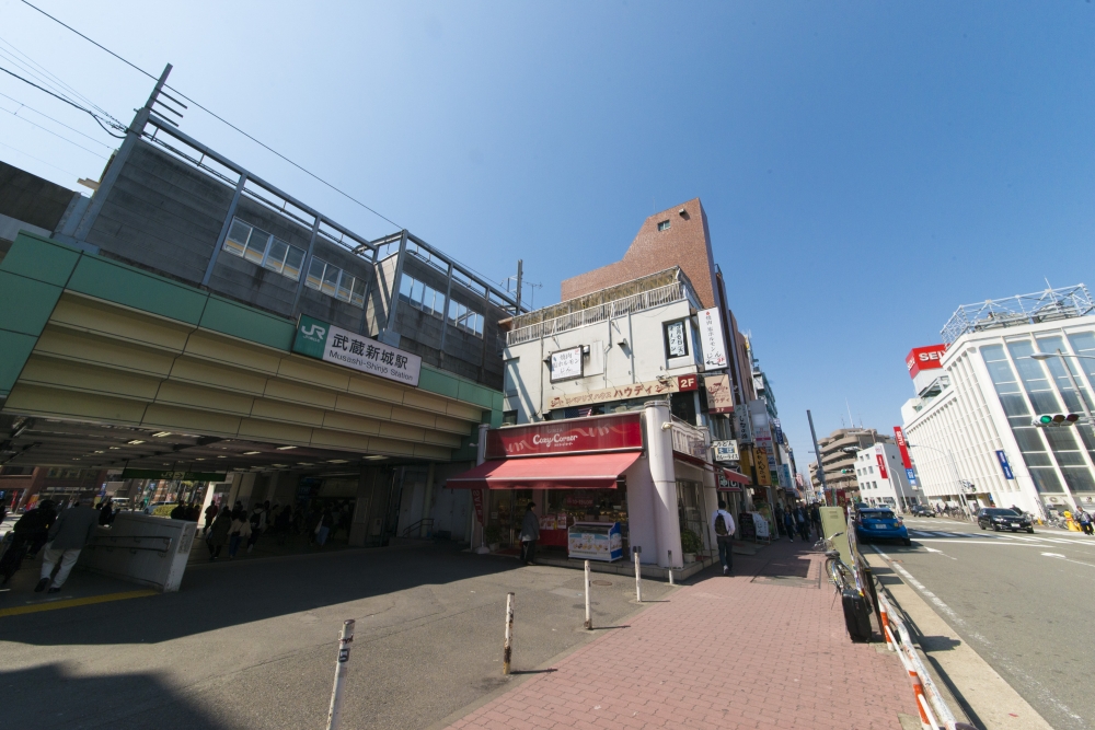 武蔵新城駅徒歩5分。クールな外観、大きめのクローゼット付き。物価が安く周辺環境抜群のマンション